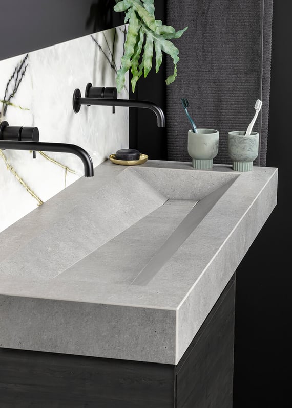 Wastafel Discendente beton keramiek met zwarte badkamer kraan detail