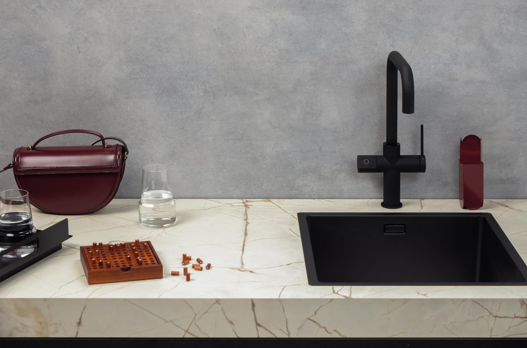 Z1.207-DE2385-(01)_V0020_051_TopLaminate-DE2385-Hera-liggend-Selsiuz-Click-Monza-en-Urban-Sturdy-Black---(1200px)