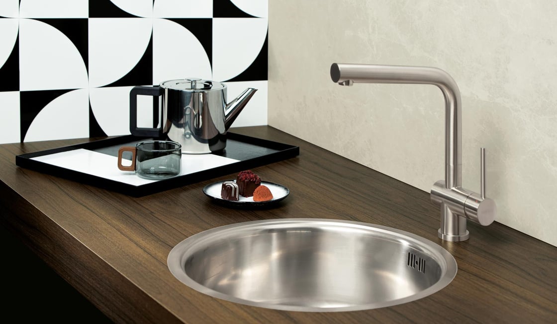 Z1-207-DE5905(01)_V0020_051_TopLaminate-DE5905-Witty-Walnut-Lanesto-Sereno-en-Lugano-Inox---(1200px)-1